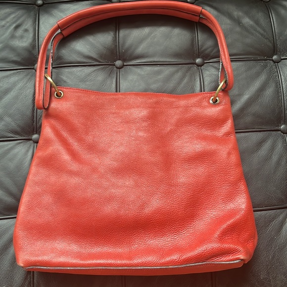 Red Leather Commuter Handbag. - Picture 4 of 7
